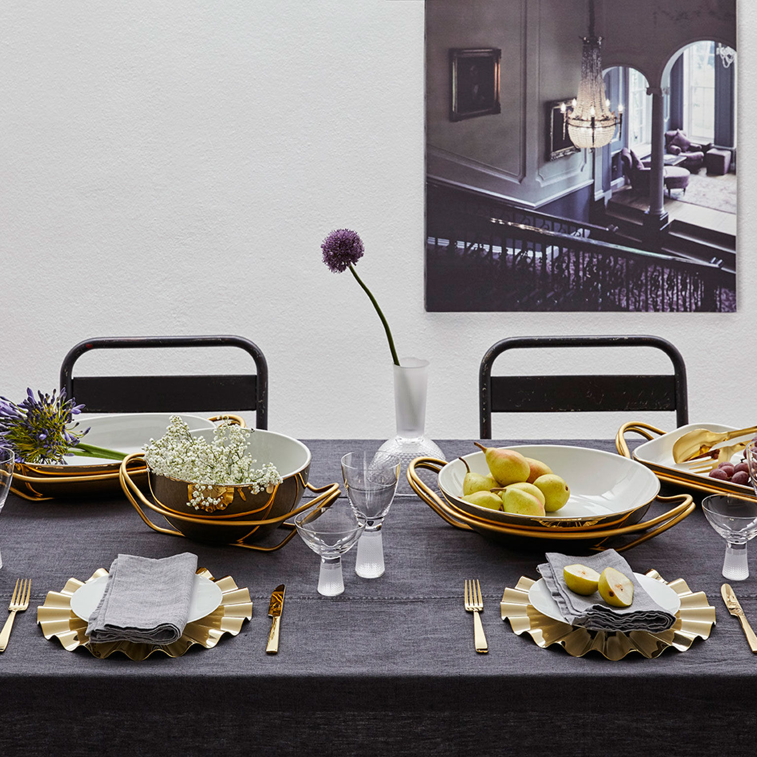 Elegante tavolo con set di piatti bianchi e neri, bicchieri da