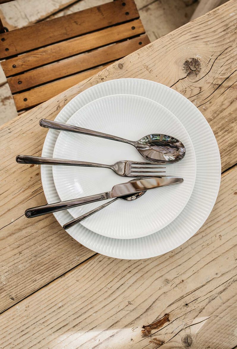 Linear cutlery set