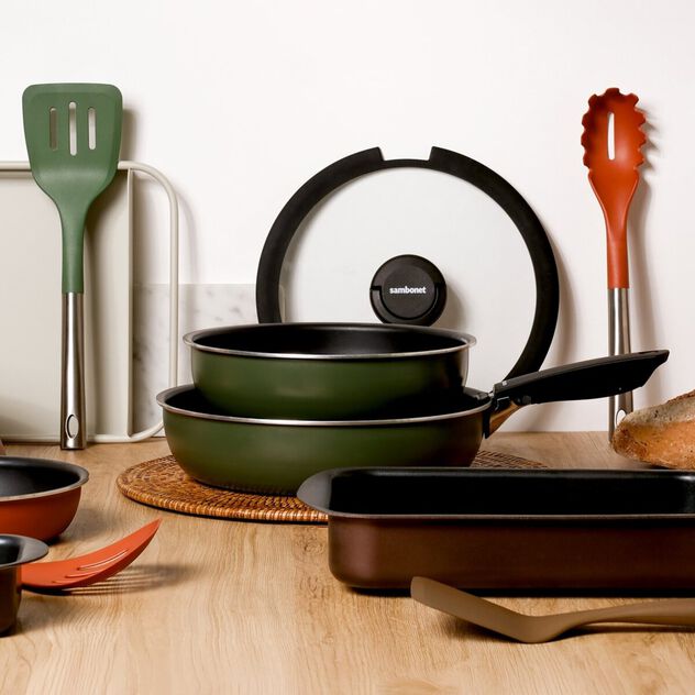 Saut&eacute; pan  image number 9