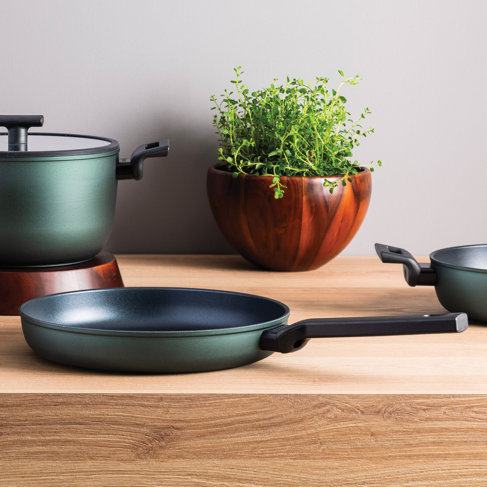 Set Salvaspazio con 3 padelle antiaderenti image number null