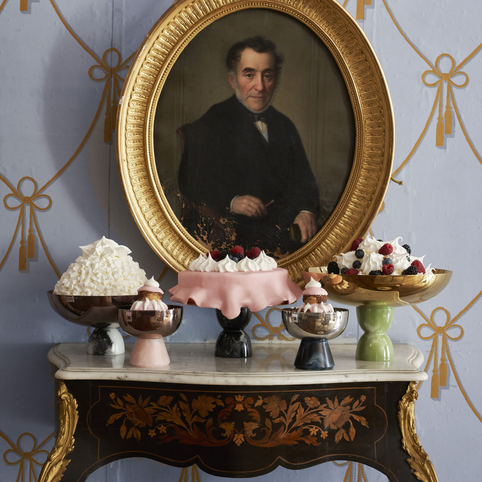 Bowl with foot  image number null