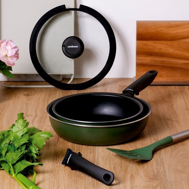 Saut&eacute; pan  image number 7